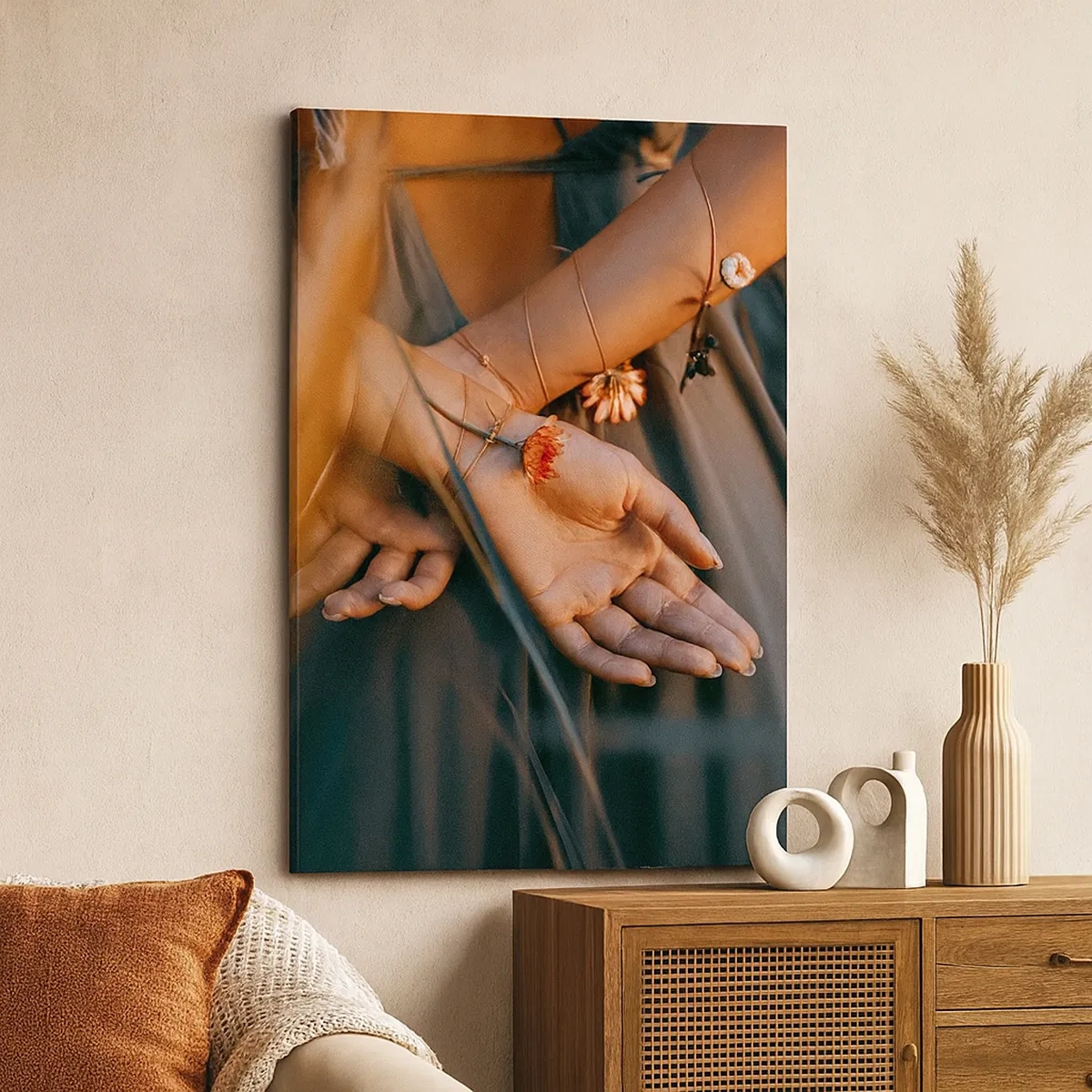 Impression sur toile - Image sur toile - Mains sensuelles avec des fleurs dans un cadre naturel - 50x70cm - Liée à la nature - Décoration murale moderne pour le salon et la chambre ARTTOR