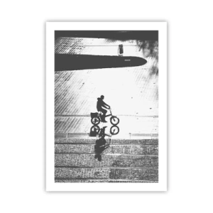 Affiche - Poster - Silhouette d'un cycliste avec un reflet dans une flaque d'eau en noir et blanc - 50x70cm - Devant moi, à travers la ville - Décoration murale moderne pour le salon et la chambre ARTTOR