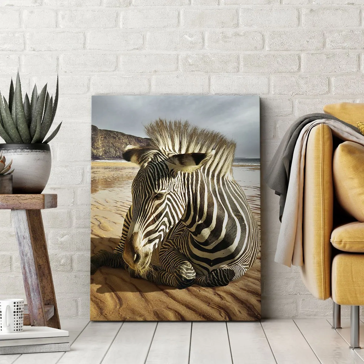 Impression sur toile - Image sur toile - Un zèbre se reposant sur une plage de sable avec des falaises en arrière-plan. - 50x70cm - On va bien ensemble - Décoration murale moderne pour le salon et la chambre ARTTOR