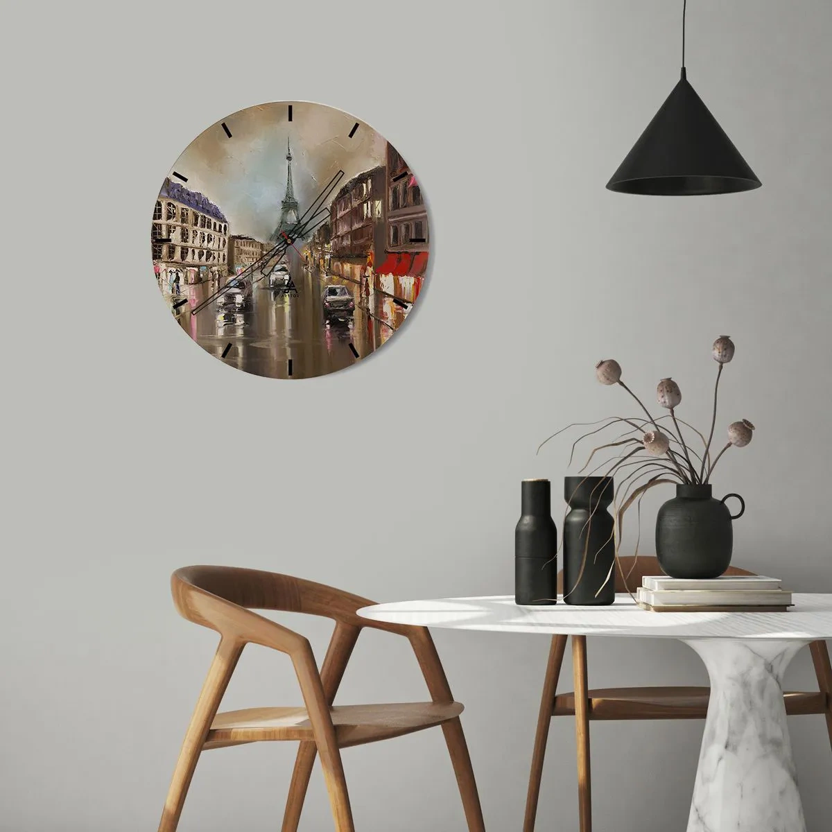 Horloge murale - Pendule murale - La Tour Eiffel entourée d'une rue parisienne sous la pluie - 30x30cm - Elle seule compte - Décoration murale moderne pour le salon, la cuisine et la chambre ARTTOR