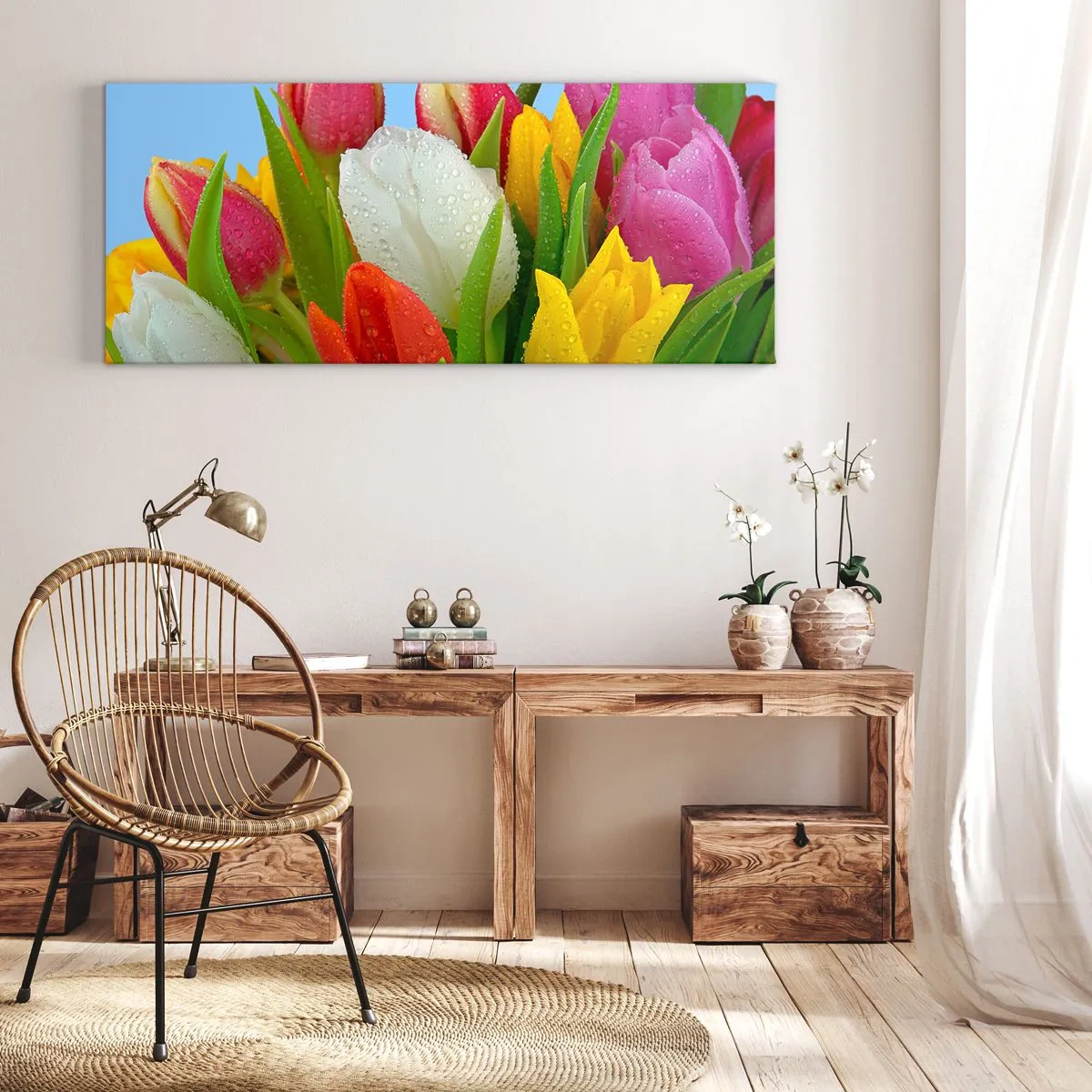 Impression sur toile - Image sur toile - Tulipes colorées couvertes de gouttes de rosée sur fond bleu - 120x50cm - Un arc-en-ciel fleuri en gouttes de rosée - Décoration murale moderne pour le salon et la chambre ARTTOR