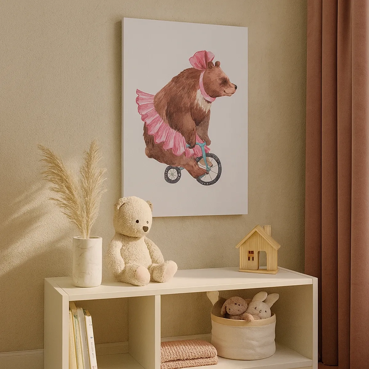 Impression sur toile - Image sur toile - Un ours en peluche dans une jupe rose sur un vélo de style rétro - 50x70cm - Quel cirque ! - Décoration murale moderne pour le salon et la chambre ARTTOR