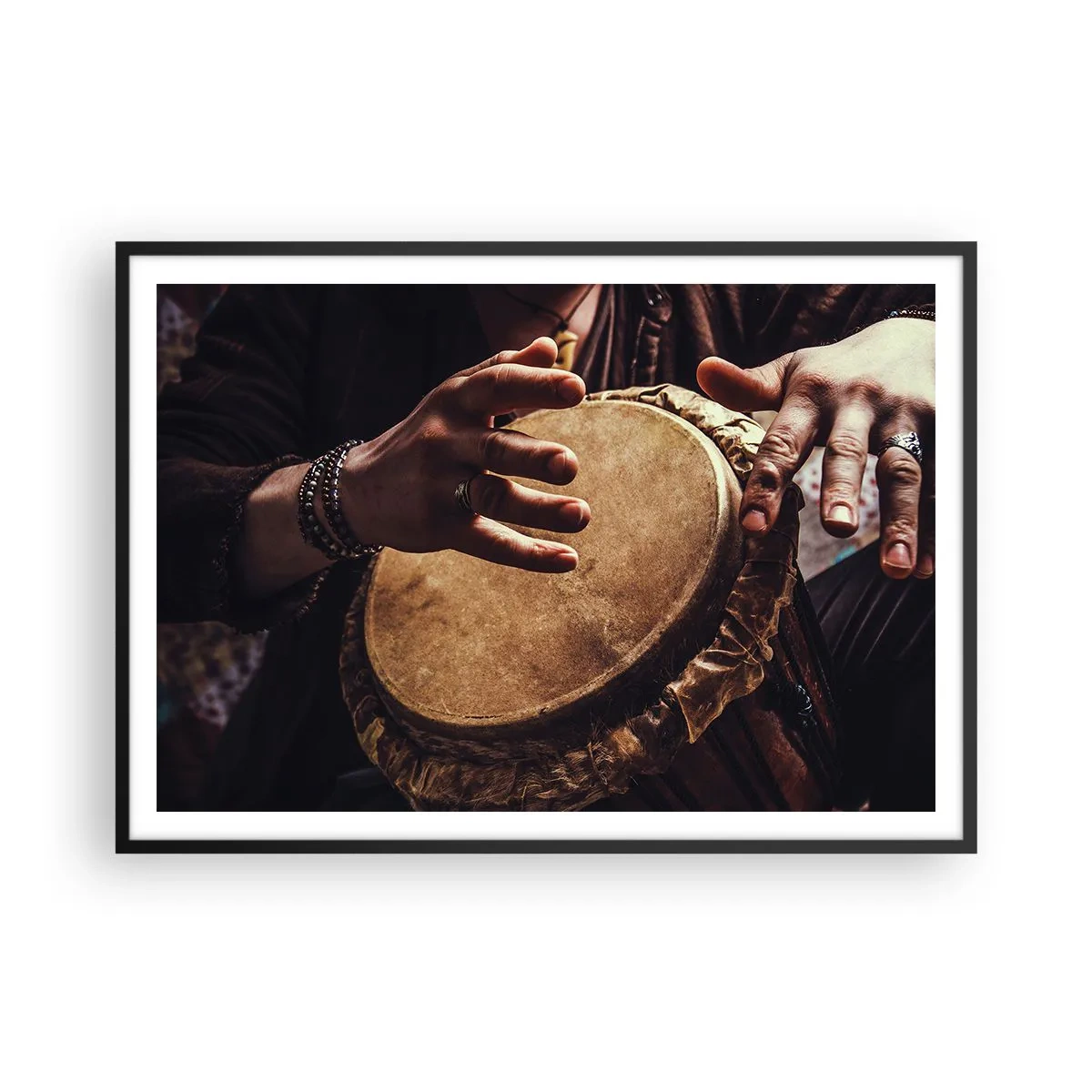 Affiche dans un cadre noir - Poster - Mains jouant sur un djembé traditionnel - 100x70cm - Au rythme du coeur - Décoration murale moderne pour le salon et la chambre ARTTOR