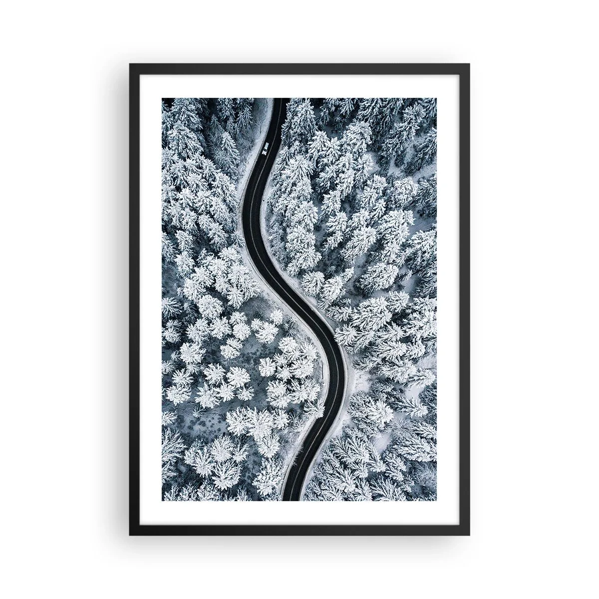 Affiche dans un cadre noir - Poster - Une route pittoresque parmi les arbres enneigés vue à vol d'oiseau - 50x70cm - À travers une forêt d'hiver - Décoration murale moderne pour le salon et la chambre ARTTOR