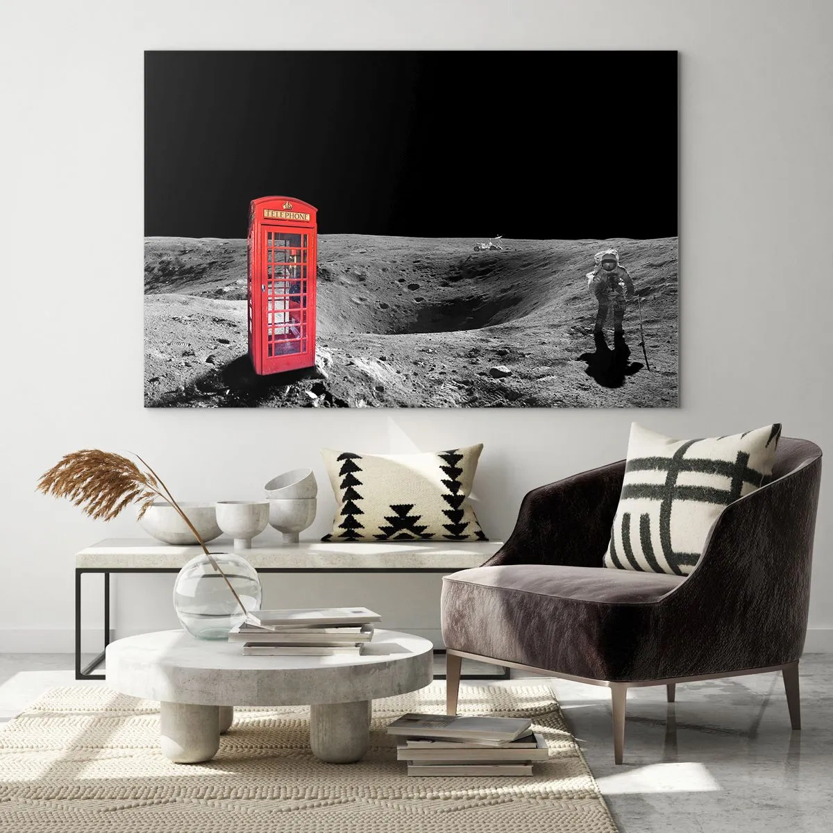 Impression sur verre - Image sur verre - Une cabine téléphonique rouge sur la surface lunaire avec un astronaute - 120x80cm - Une blague cosmique - Décoration murale moderne pour le salon et la chambre ARTTOR