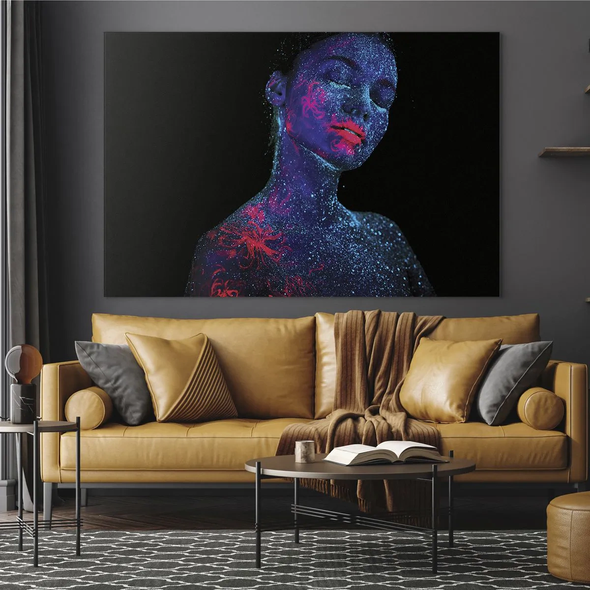 Impression sur verre - Image sur verre - Portrait d'une femme avec peinture corporelle fluorescente - 70x50cm - Dans la poussière d'étoiles - Décoration murale moderne pour le salon et la chambre ARTTOR