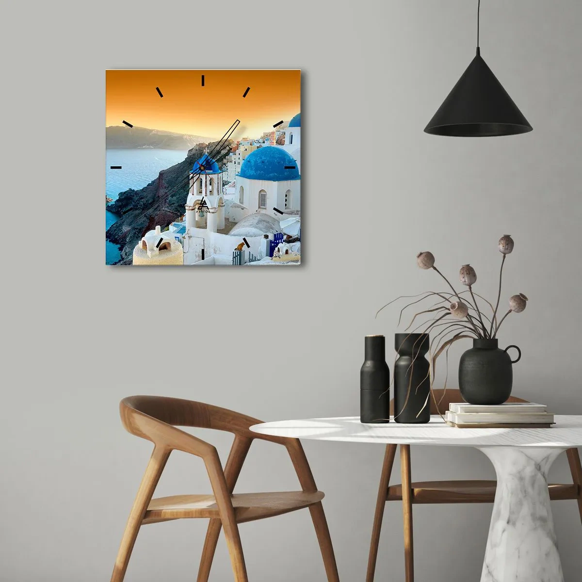 Horloge murale - Pendule murale - Vue de Santorin avec des bâtiments blancs et une mer bleue - 30x30cm - Santorin - blotti contre les rochers - Décoration murale moderne pour le salon et la chambre ARTTOR