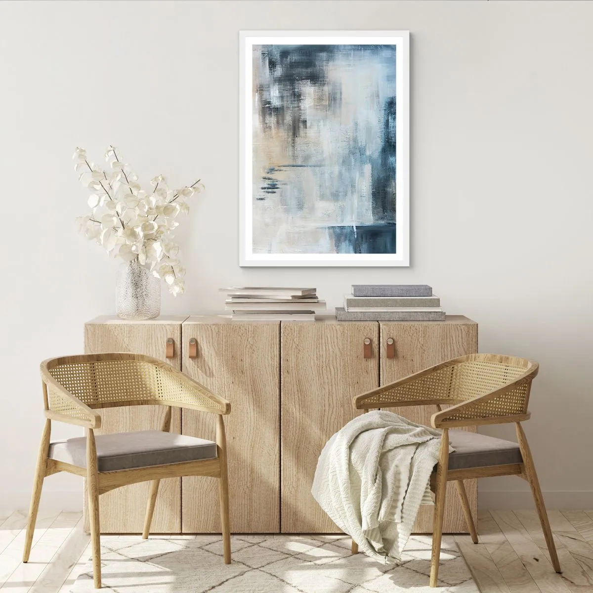 Affiche dans un cadre blanc - Poster - Derrière le rideau bleu - 70x100 cm