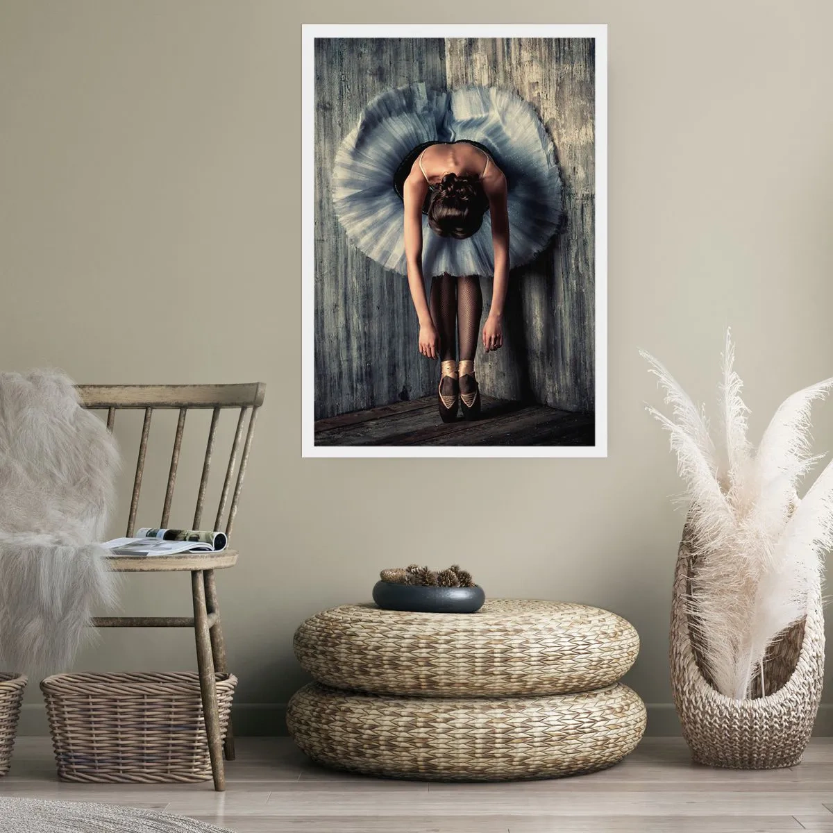 Affiche - Poster - Une ballerine élégante dans une pose classique contre un mur brut. - 50x70cm - Quand la musique s'arrête - Décoration murale moderne pour le salon et la chambre ARTTOR