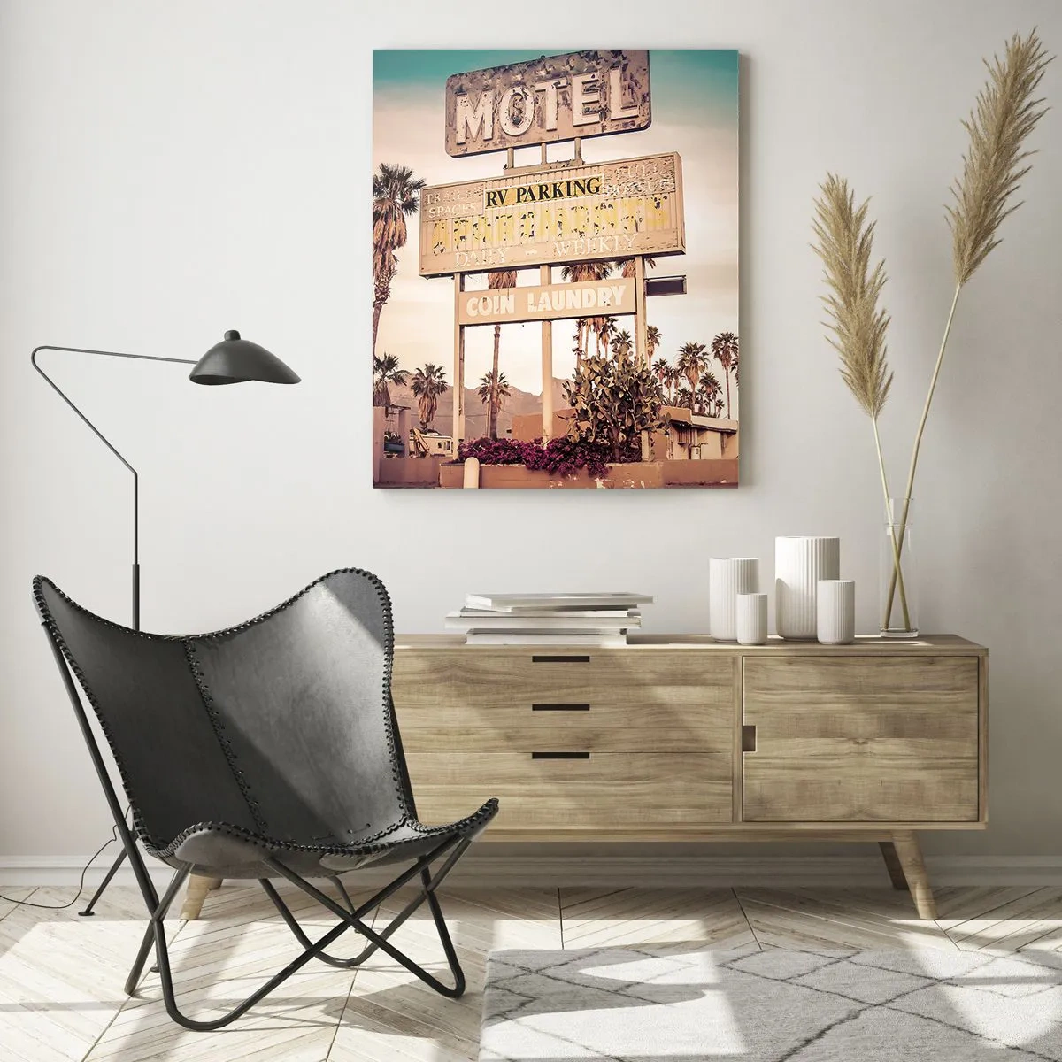Impression sur verre - Image sur verre - Une vieille enseigne de motel entourée de palmiers crée une ambiance rétro - 50x70cm - Ici, le temps s'est arrêté - Décoration murale moderne pour le salon et la chambre ARTTOR