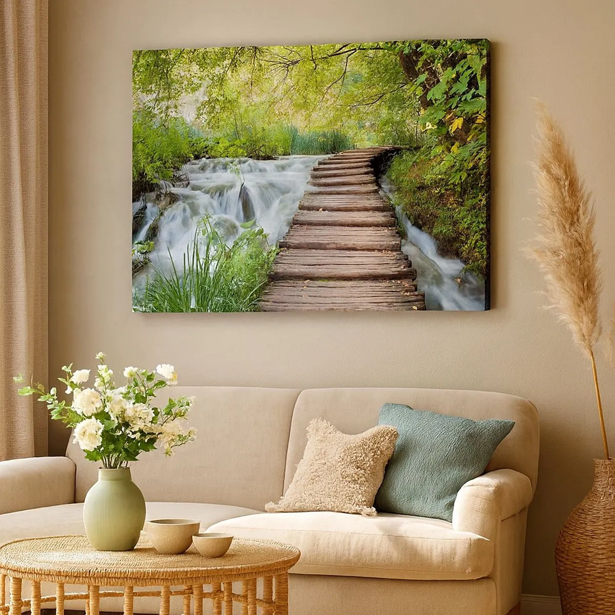 Impression sur toile - Image sur toile - Un pont en bois au-dessus d'une cascade entourée d'une forêt verdoyante. - 70x50cm - L'eau n'est pas si calme - Décoration murale moderne pour le salon et la chambre ARTTOR