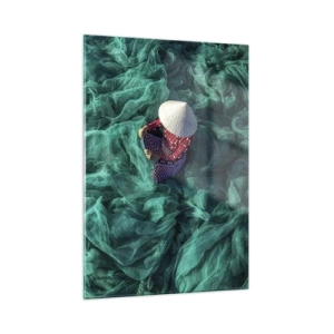 Impression sur verre - Image sur verre - Une femme portant un chapeau traditionnel réparant des filets - 50x70cm - Dans une mer de filet - Décoration murale moderne pour le salon et la chambre ARTTOR
