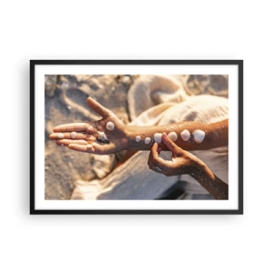 Affiche dans un cadre noir - Poster - Mains avec des coquillages disposés sur le fond de sable - 70x50cm - La beauté à portée de main - Décoration murale moderne pour le salon et la chambre ARTTOR