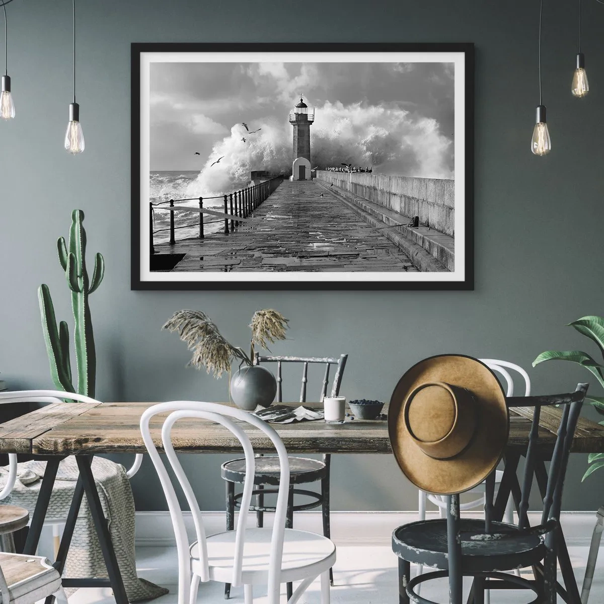 Affiche dans un cadre noir - Poster - Un phare entouré de vagues pendant une tempête - 70x50cm - Sans peur - Décoration murale moderne pour le salon et la chambre ARTTOR