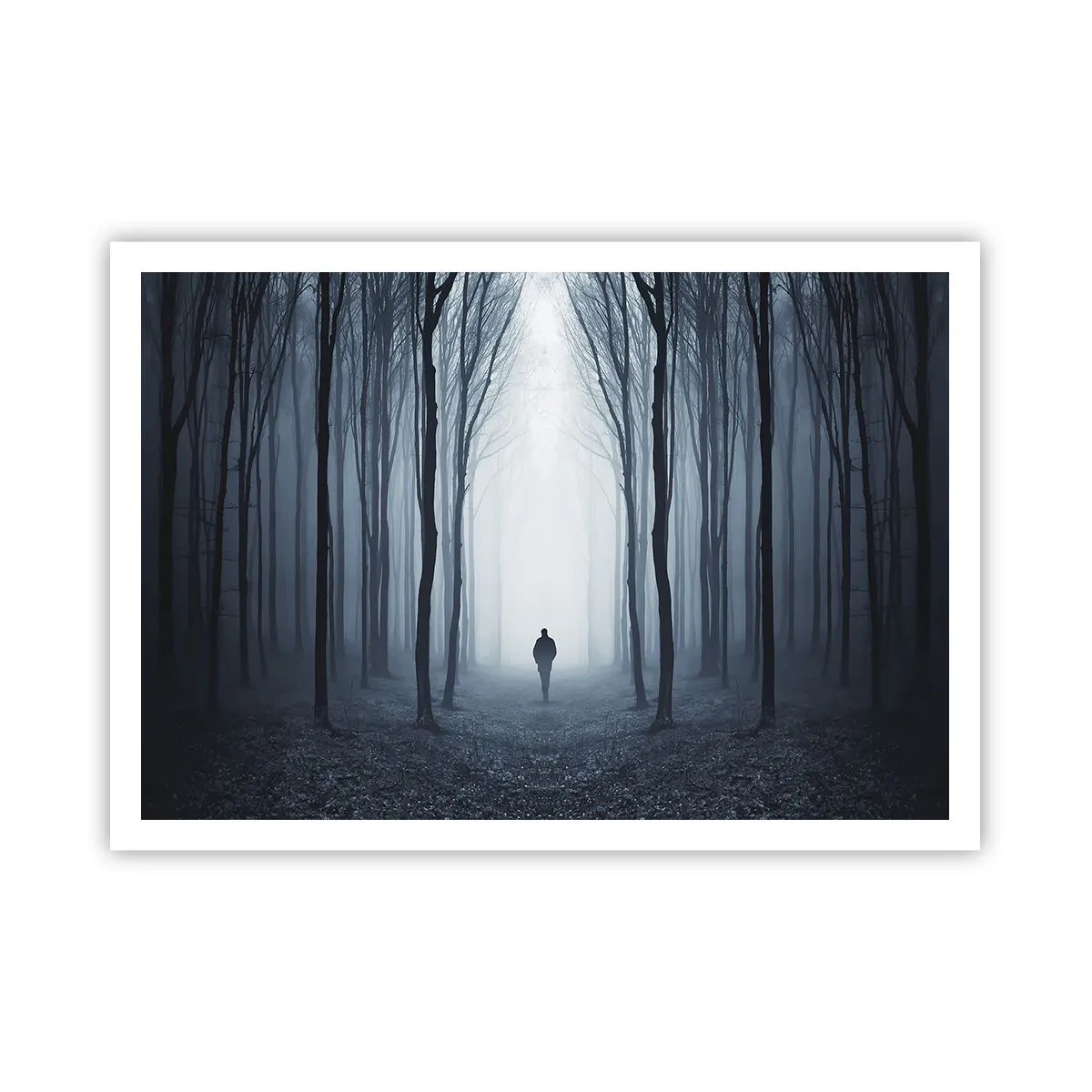 Affiche - Poster - Une silhouette marchant parmi les arbres dans une forêt brumeuse - 100x70cm - Tout est simple et clair - Décoration murale moderne pour le salon et la chambre ARTTOR