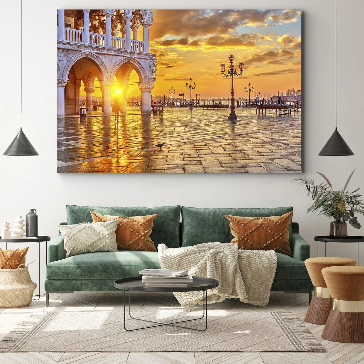 Impression sur toile - Image sur toile - Coucher de soleil doré sur la place de la ville avec des arcades et des lampes - 70x50cm - Où est tout le monde? - Décoration murale moderne pour le salon et la chambre ARTTOR