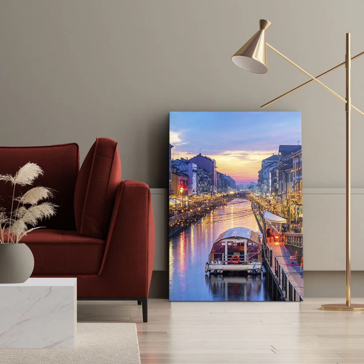 Impression sur toile - Image sur toile - Un canal éclairé entouré de bâtiments colorés - 50x70cm - Soirée de lumière et de jeu - Décoration murale moderne pour le salon et la chambre ARTTOR