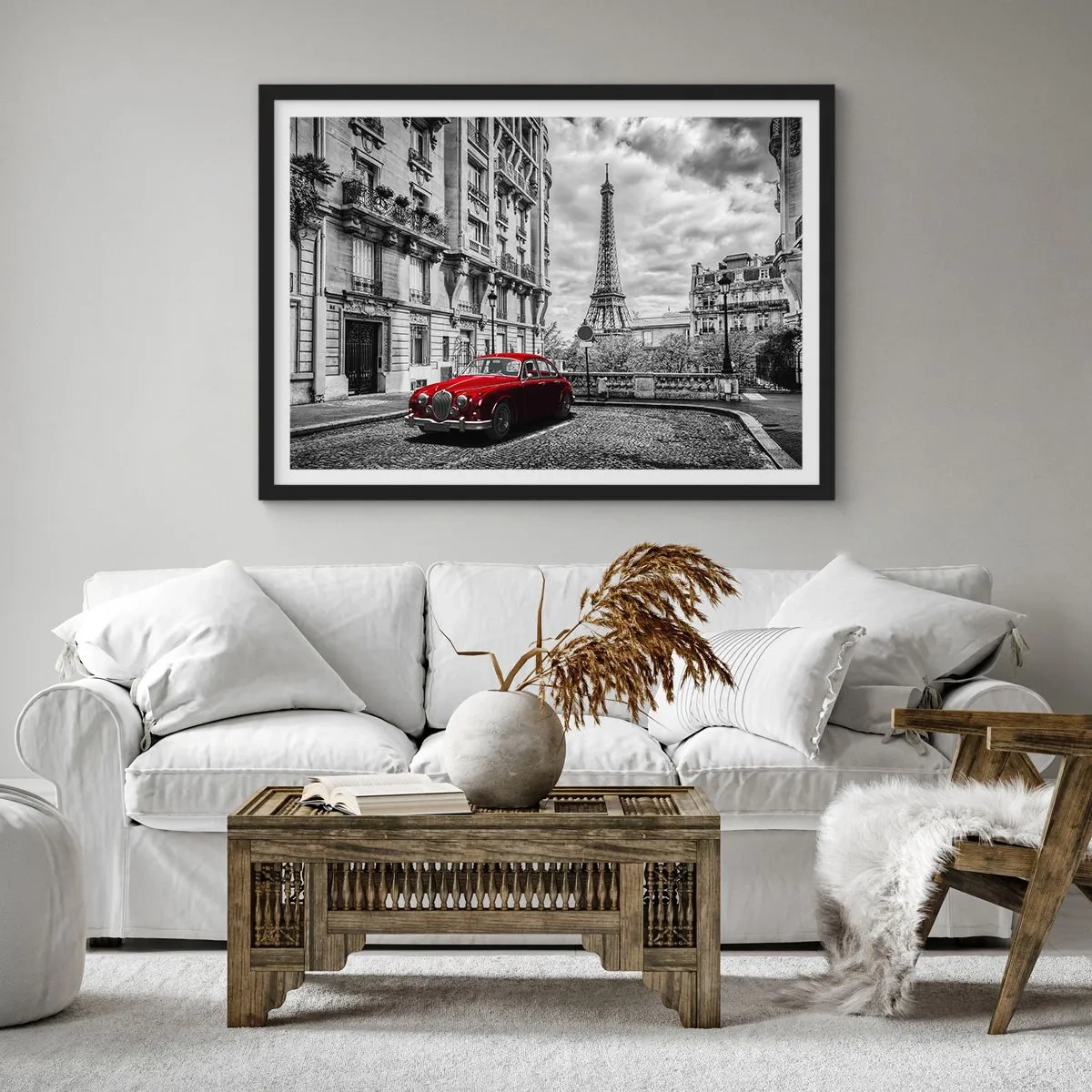 Affiche dans un cadre noir - Poster - Une voiture rouge avec la Tour Eiffel en arrière-plan dans un décor noir et blanc - 70x50cm - Prédateur dans la ville - Décoration murale moderne pour le salon et la chambre ARTTOR