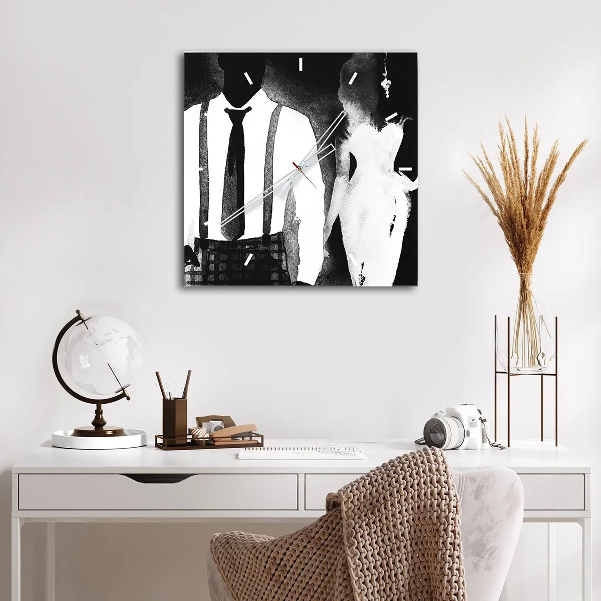 Horloge murale - Pendule murale - Personnages de style noir, élégance et mystère en noir et blanc - 30x30cm - Ambiance noire - Décoration murale moderne pour le salon et la chambre ARTTOR