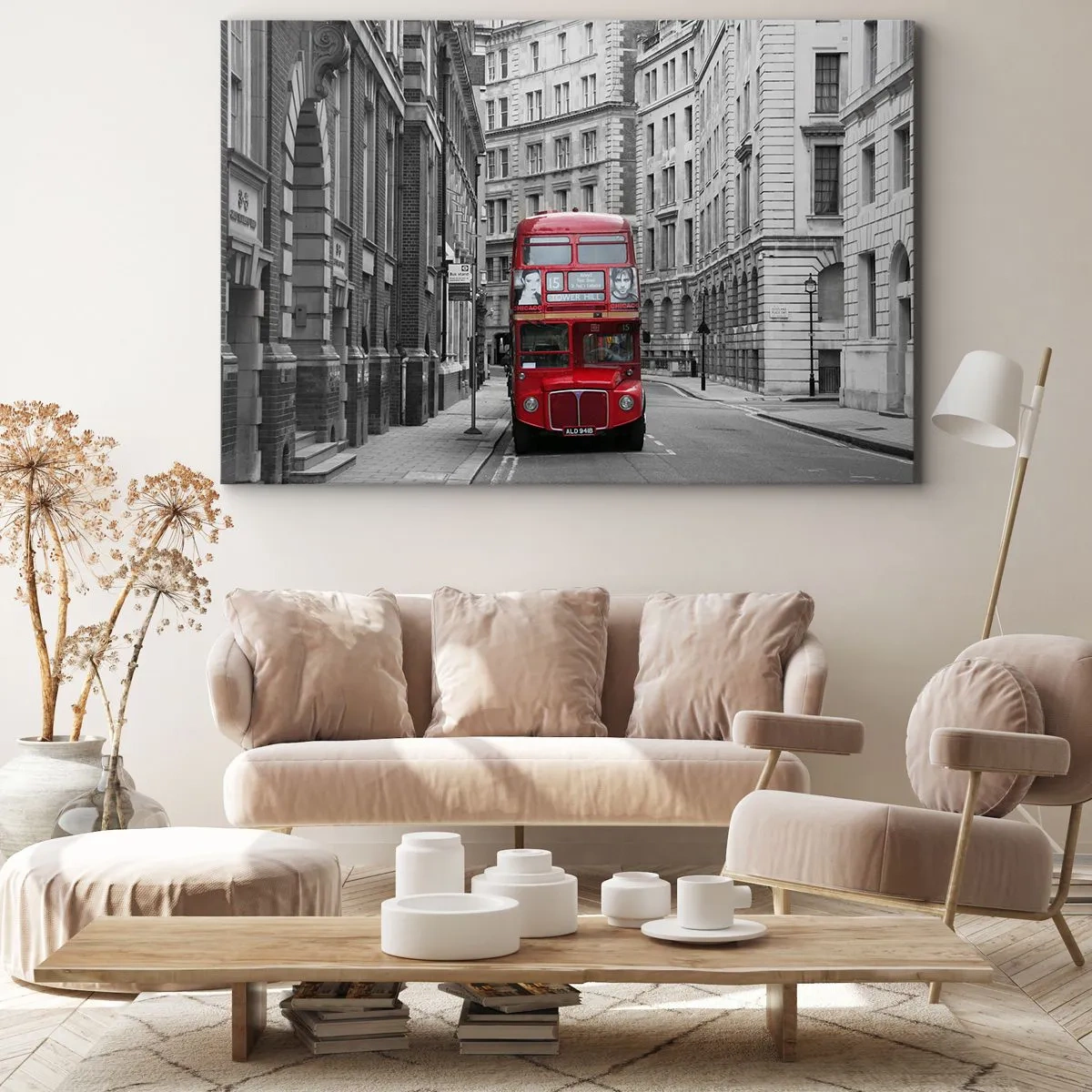 Impression sur toile - Image sur toile - Un bus rouge sur fond de bâtiments urbains noirs et blancs. - 100x70cm - La vie de tous les jours ne doit pas être grise - Décoration murale moderne pour le salon et la chambre ARTTOR