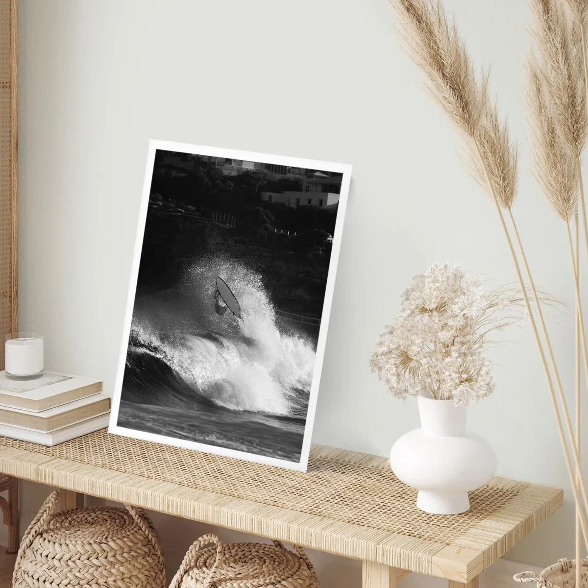 Affiche - Poster - Surfeur noir et blanc en action sur des vagues agitées - 50x70cm - Défi accepté! - Décoration murale moderne pour le salon et la chambre ARTTOR