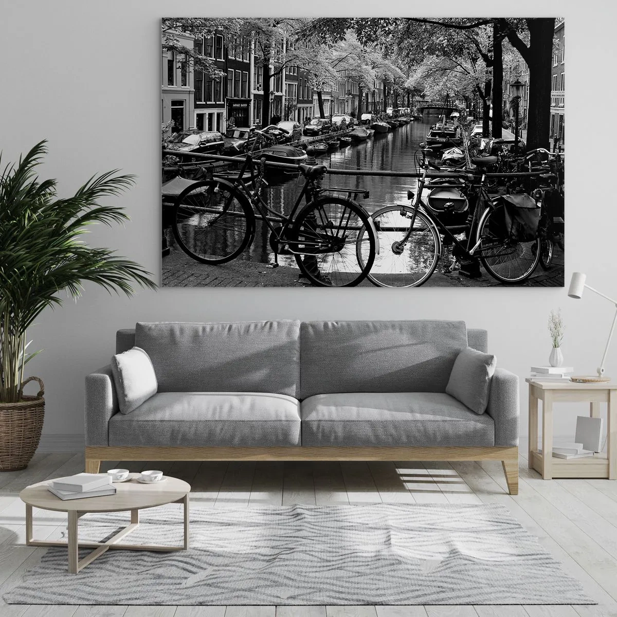 Impression sur verre - Image sur verre - Vue en noir et blanc d'un canal avec des vélos et des bateaux - 100x70cm - Une vue très hollandaise - Décoration murale moderne pour le salon et la chambre ARTTOR