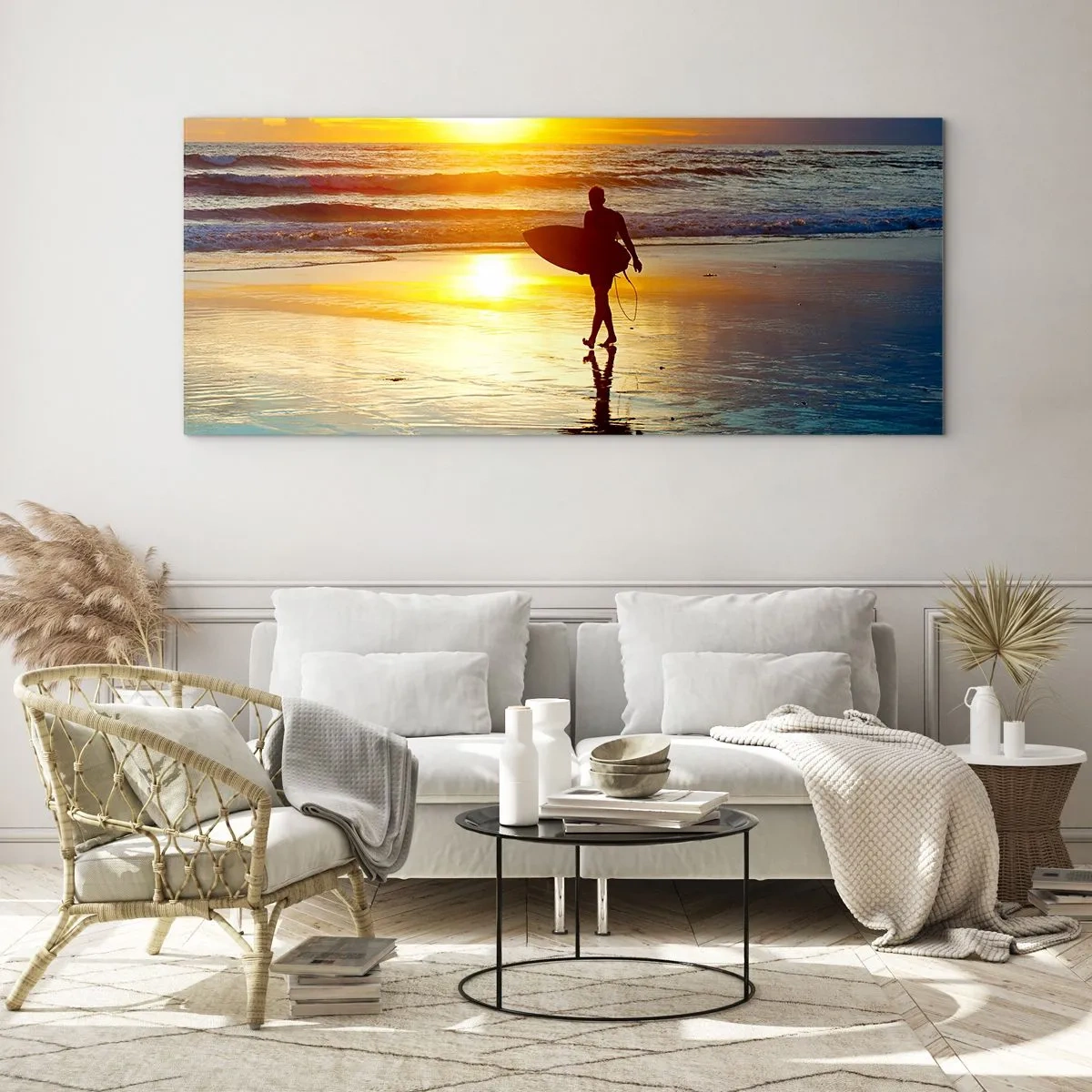 Impression sur verre - Image sur verre - Un surfeur marchant sur la plage au coucher du soleil avec une planche à la main. - 120x50cm - Le retour du guerrier - Décoration murale moderne pour le salon et la chambre ARTTOR
