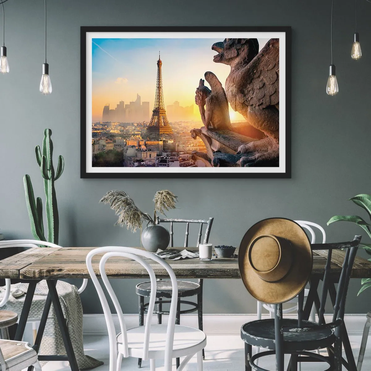 Affiche dans un cadre noir - Poster - Vue de la Tour Eiffel avec des gargouilles en arrière-plan - 70x50cm - Tellement de choses ont changés... - Décoration murale moderne pour le salon et la chambre ARTTOR