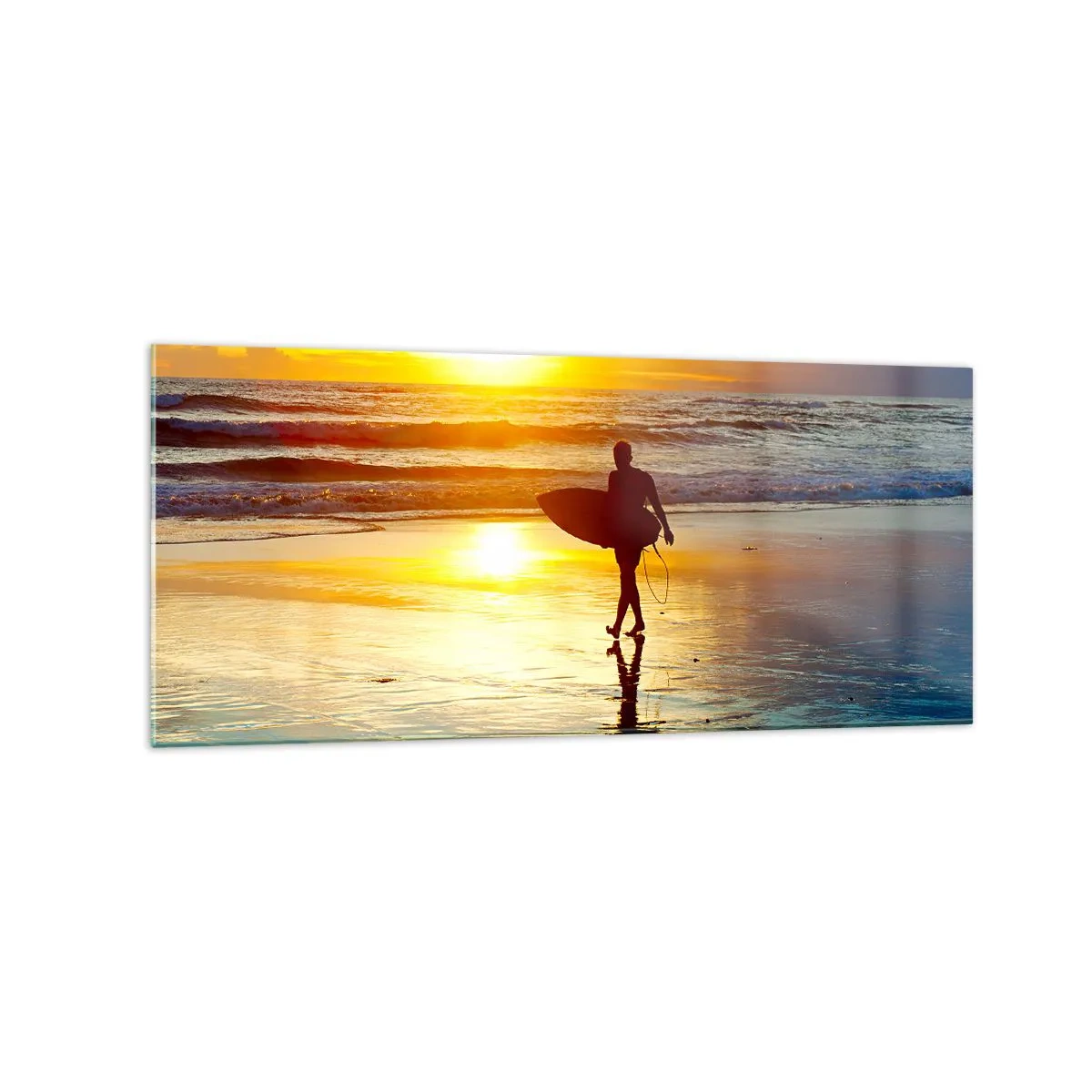 Impression sur verre - Image sur verre - Un surfeur marchant sur la plage au coucher du soleil avec une planche à la main. - 120x50cm - Le retour du guerrier - Décoration murale moderne pour le salon et la chambre ARTTOR