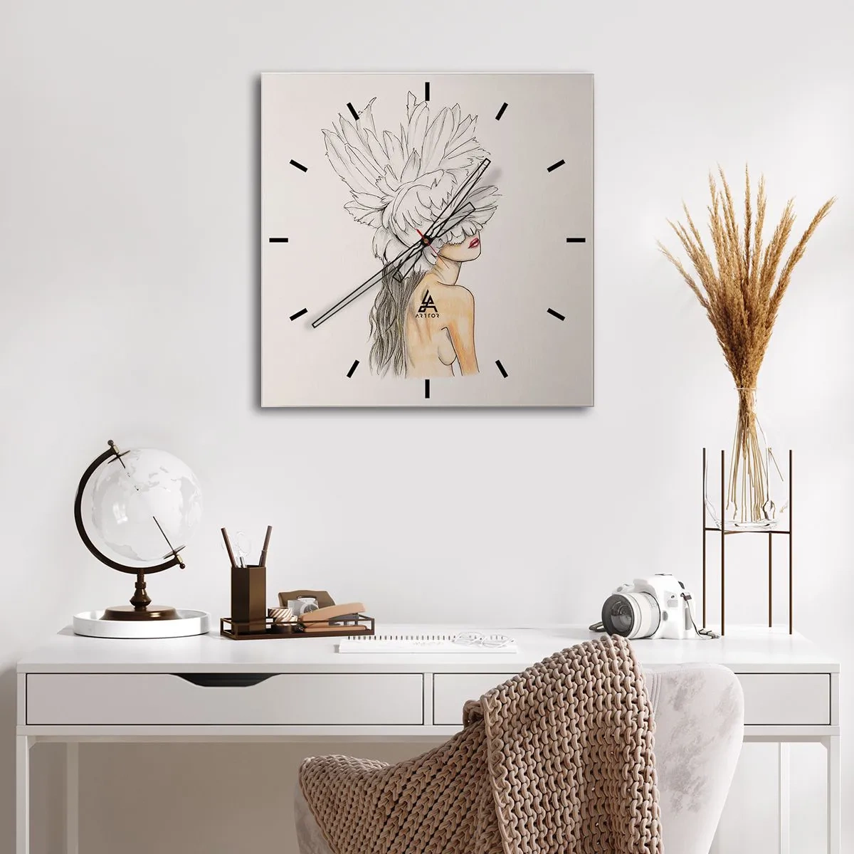 Horloge murale - Pendule murale - Portrait d'une femme avec décoration de plumes dans un style artistique - 30x30cm - Beauté couronnée - Décoration murale moderne pour le salon et la chambre ARTTOR