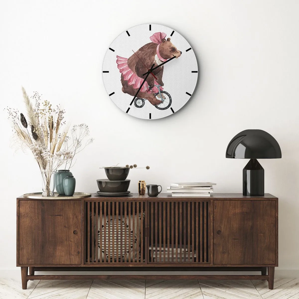 Horloge murale - Pendule murale - Un ours en jupe rose sur un monocycle - 30x30cm - Quel cirque ! - Décoration murale moderne pour le salon, la cuisine et la chambre ARTTOR