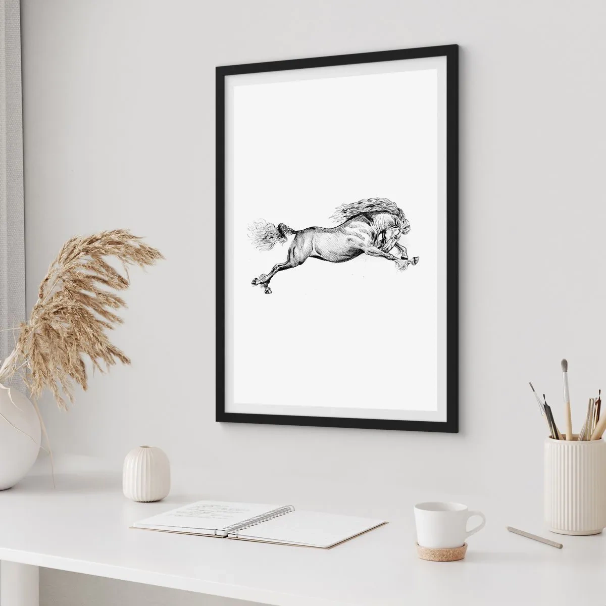Affiche dans un cadre noir - Poster - Illustration d'un cheval au galop en noir et blanc - 50x70cm - Immortalisé au galop - Décoration murale moderne pour le salon et la chambre ARTTOR