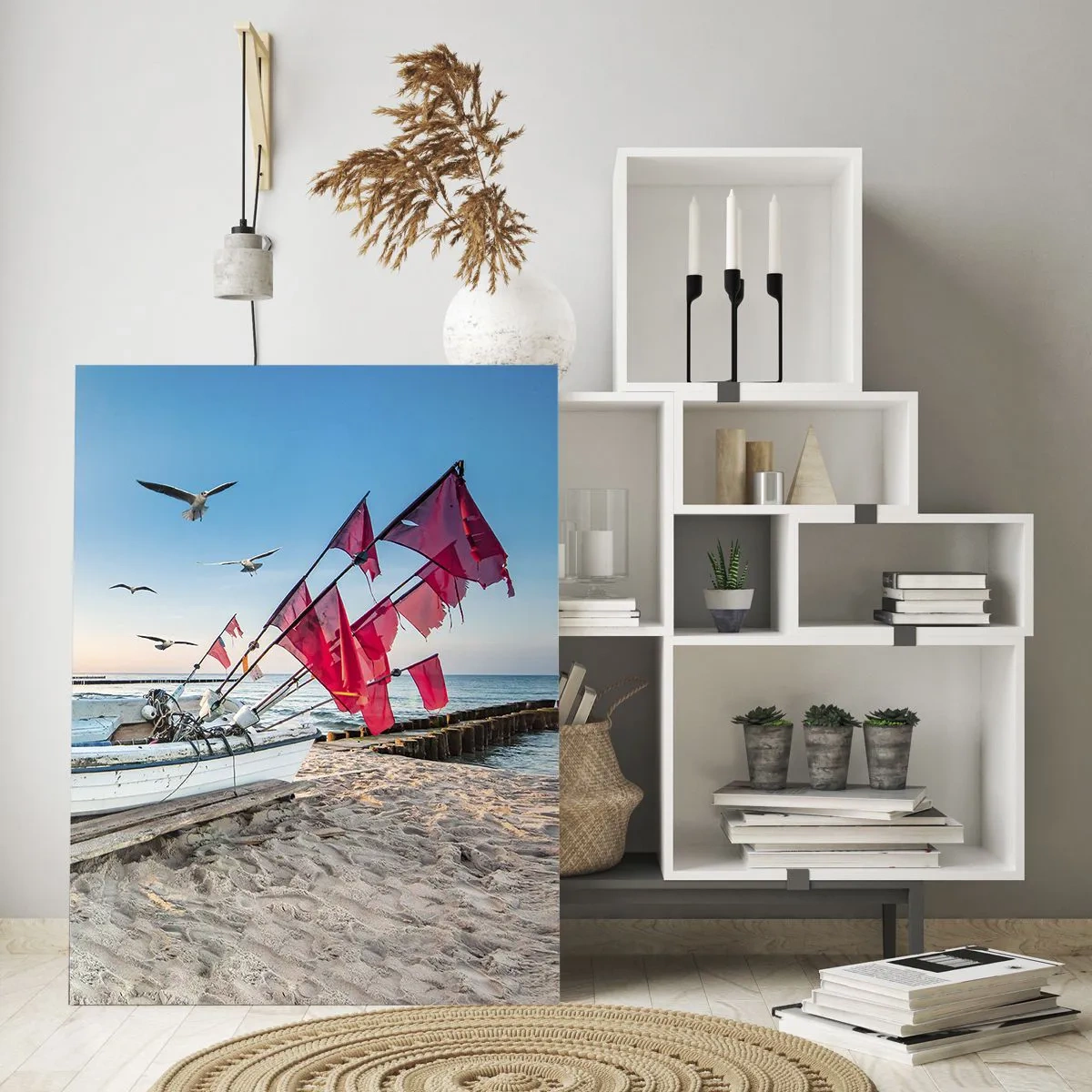 Impression sur verre - Image sur verre - Un bateau sur la plage à l'aube avec des mouettes et des drapeaux rouges - 70x100cm - Repos mérité - Décoration murale moderne pour le salon et la chambre ARTTOR