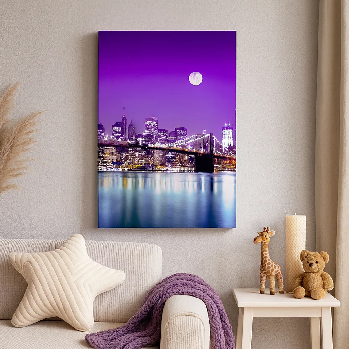 Impression sur toile - Image sur toile - Pont de Brooklyn la nuit avec la ville illuminée et la pleine lune - 50x70cm - Lumières de grande ville en violet - Décoration murale moderne pour le salon et la chambre ARTTOR