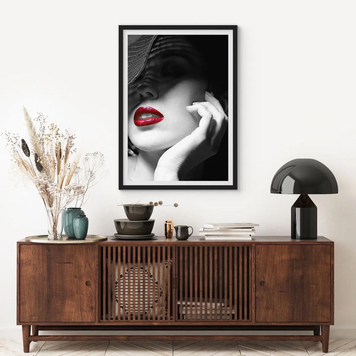 Affiche dans un cadre noir - Poster - Portrait d'une femme au chapeau et aux lèvres rouges - 50x70cm - Étude écarlate - Décoration murale moderne pour le salon et la chambre ARTTOR