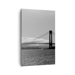 Impression sur toile - Image sur toile - Un pont sur l'eau enveloppé de brouillard dans une photo en noir et blanc - 80x120cm - Naviguez à travers les Portes des Étoiles - Décoration murale moderne pour le salon et la chambre ARTTOR