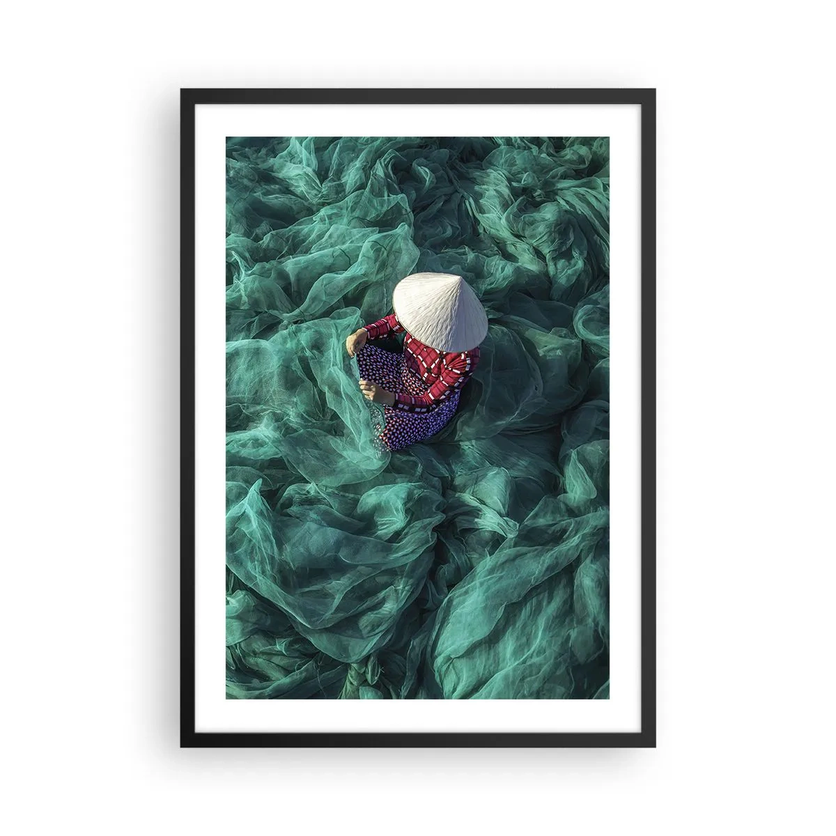 Affiche dans un cadre noir - Poster - Une personne portant un chapeau parmi des filets de pêche verts - 50x70cm - Dans une mer de filet - Décoration murale moderne pour le salon et la chambre ARTTOR