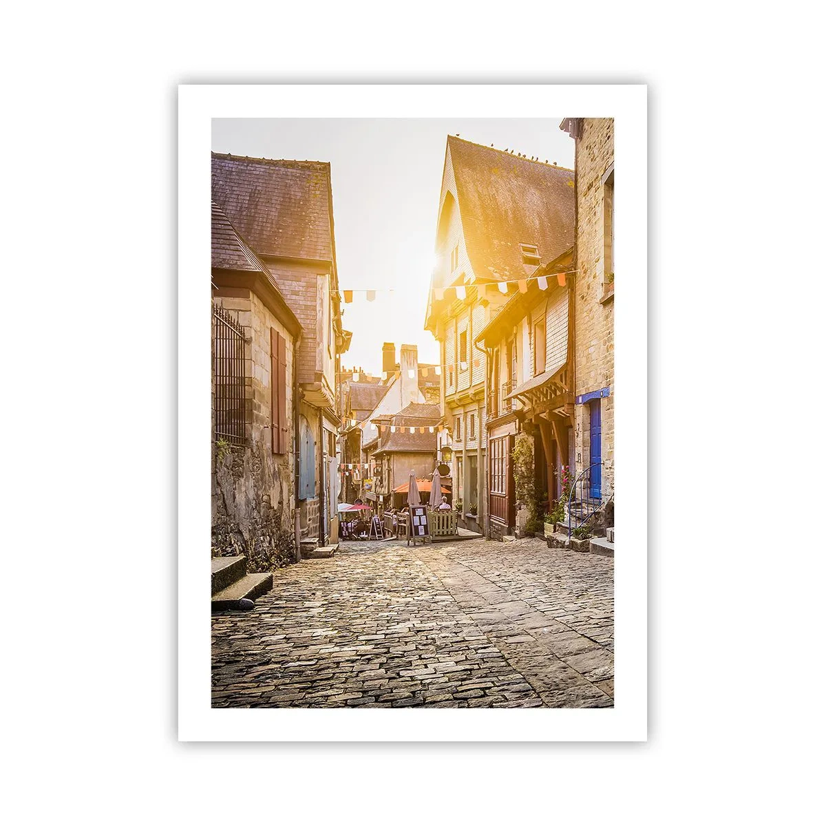 Affiche - Poster - Une charmante rue avec des immeubles sous les rayons du soleil couchant - 50x70cm - Aux confins du monde - Décoration murale moderne pour le salon et la chambre ARTTOR