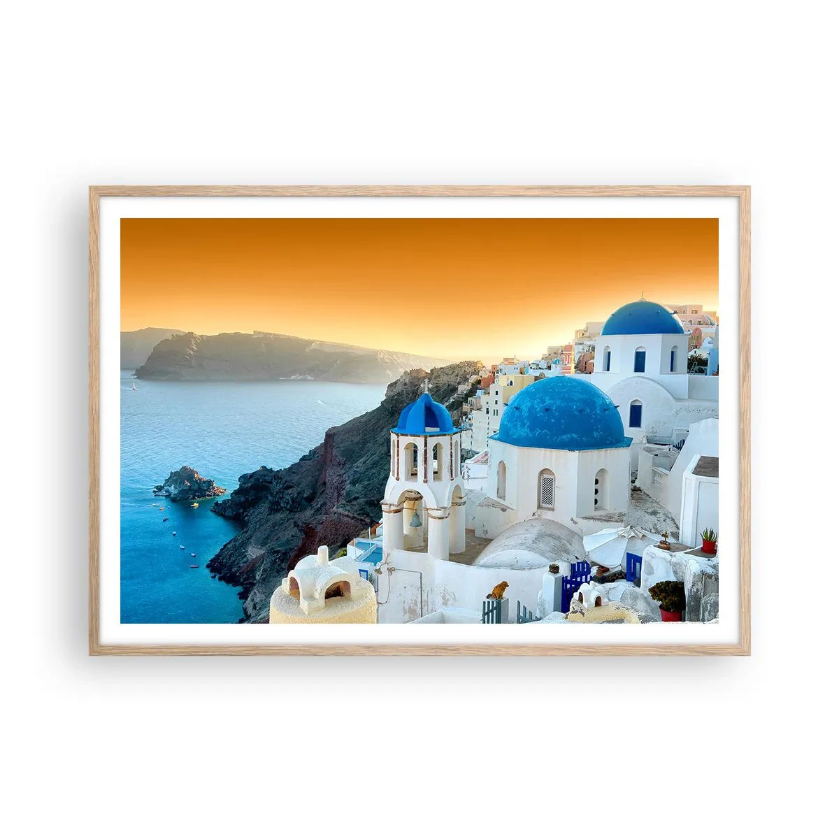 Affiche dans un chêne clair - Poster - Santorin - blotti contre les rochers - 100x70 cm
