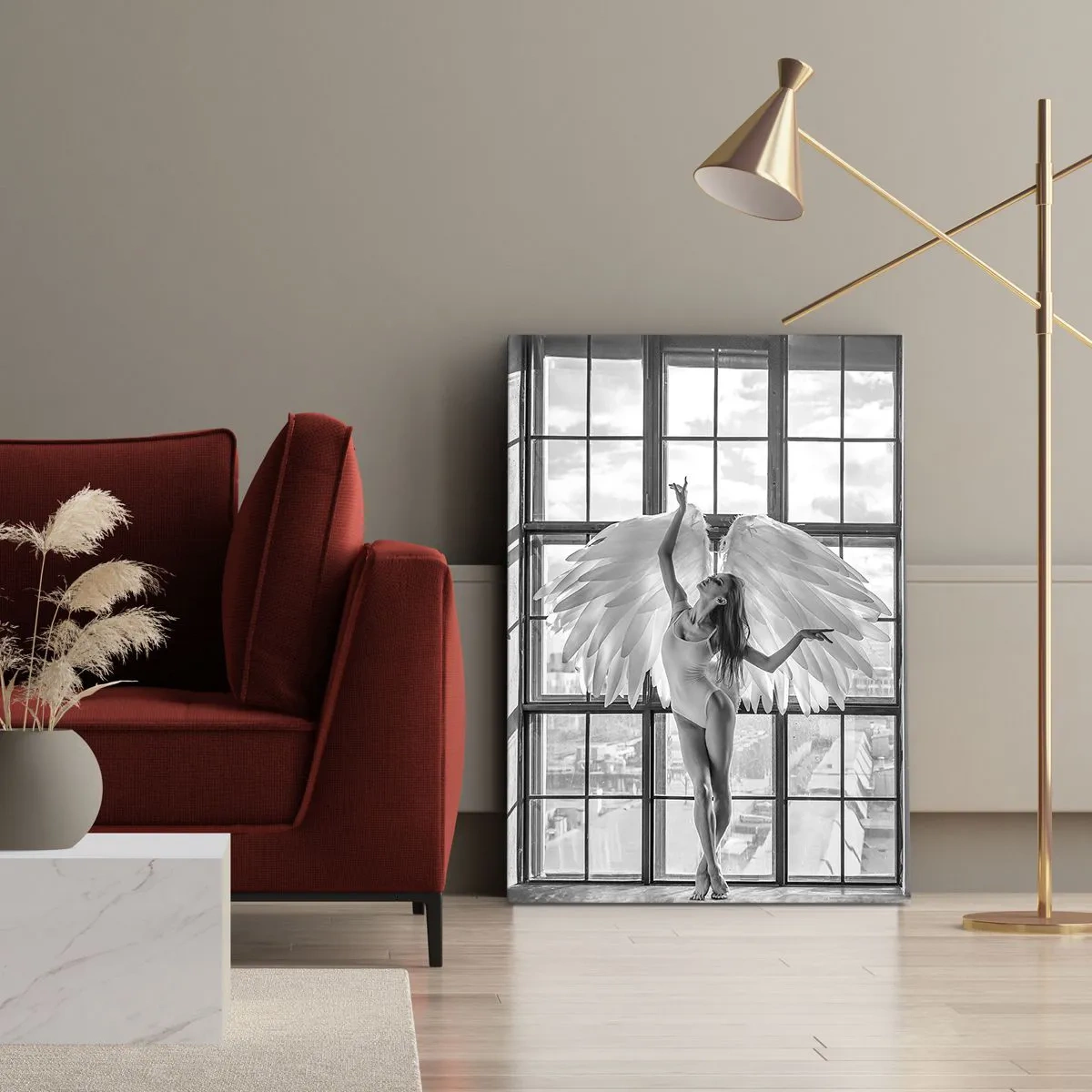 Impression sur toile - Image sur toile - Une femme avec des ailes d'ange sur fond de fenêtre de loft - 80x120cm - La ville des anges? - Décoration murale moderne pour le salon et la chambre ARTTOR