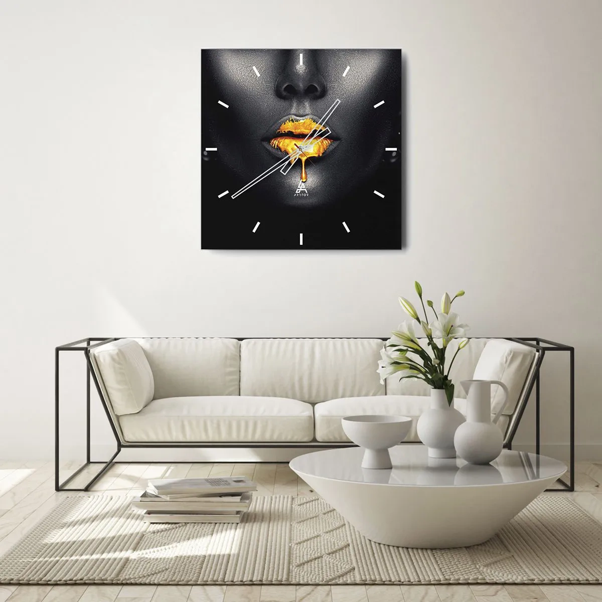 Horloge murale - Pendule murale - Portrait noir et or d'une femme avec une goutte d'or sur les lèvres - 30x30cm - Bouche d'or - Décoration murale moderne pour le salon et la chambre ARTTOR