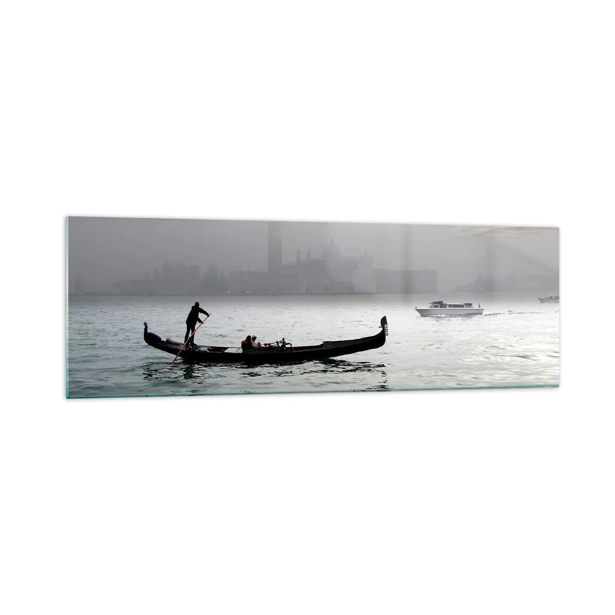 Impression sur verre - Image sur verre - Une gondole glisse sur les eaux de Venise par un matin brumeux, surplombant la ville. - 160x50cm - Une ville fabuleuse faite d'eau et de brouillard - Décoration murale moderne pour le salon et la chambre ARTTOR