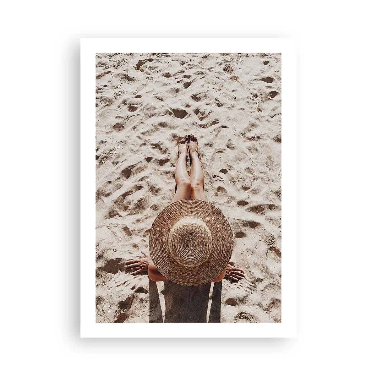 Affiche - Poster - Personne prenant un bain de soleil sur la plage, vue de dessus avec un grand chapeau contre le sable - 50x70cm - Moment de rêve - Décoration murale moderne pour le salon et la chambre ARTTOR