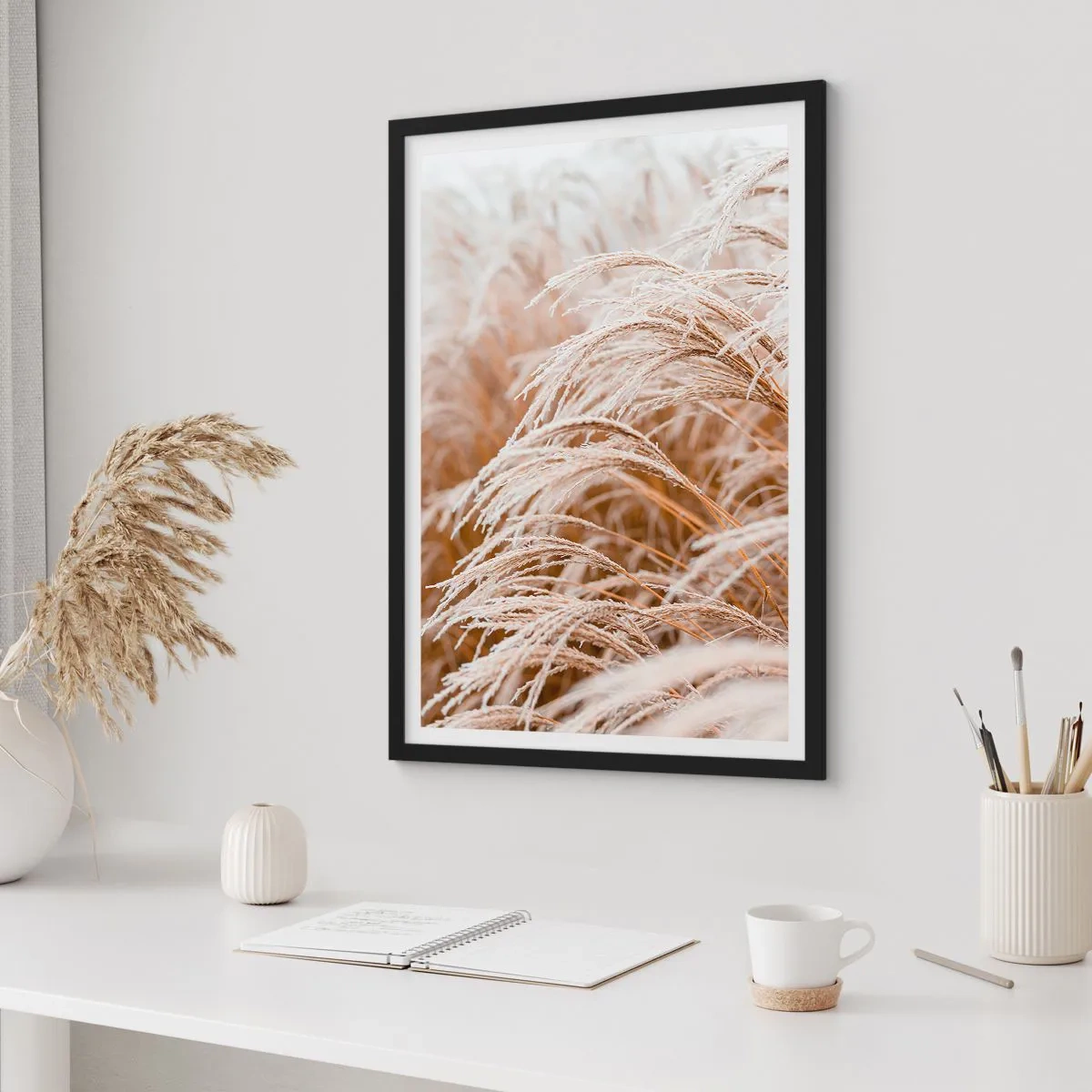 Affiche dans un cadre noir - Poster - Gros plan d'herbes givrées dans un paysage hivernal - 50x70cm - Prosternez-vous devant le soleil d'automne - Décoration murale moderne pour le salon et la chambre ARTTOR