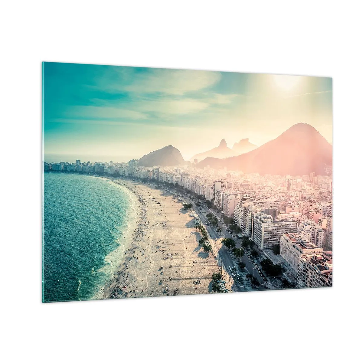 Impression sur verre - Image sur verre - Panorama de la plage avec des bâtiments urbains et un arrière-plan de montagne - 100x70cm - Vacances éternelles à Rio - Décoration murale moderne pour le salon et la chambre ARTTOR