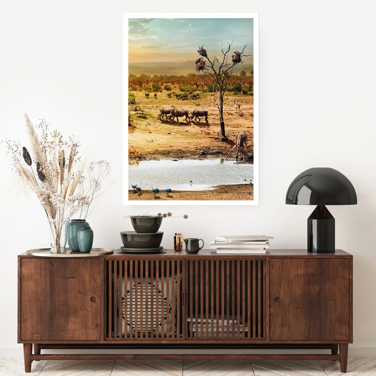 Affiche - Poster - Savane avec des rhinocéros et un point d'eau - 50x70cm - "Et d'Eden coulait une rivière..." - Décoration murale moderne pour le salon et la chambre ARTTOR