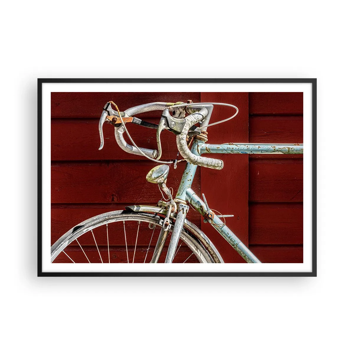 Affiche dans un cadre noir - Poster - Un vélo vintage contre un mur en bois rouge - 100x70cm - Construit pour la victoire - Décoration murale moderne pour le salon et la chambre ARTTOR