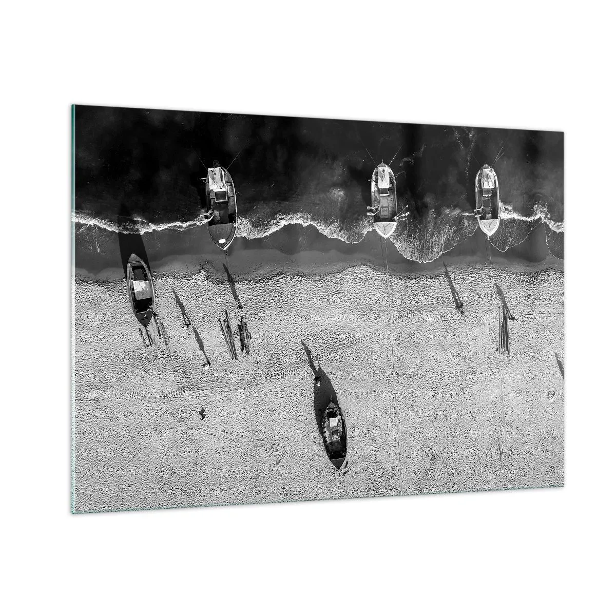 Impression sur verre - Image sur verre - Bateaux noirs et blancs et leurs ombres sur une plage de sable vue d'en haut - 100x70cm - Toujours sur le rivage… - Décoration murale moderne pour le salon et la chambre ARTTOR
