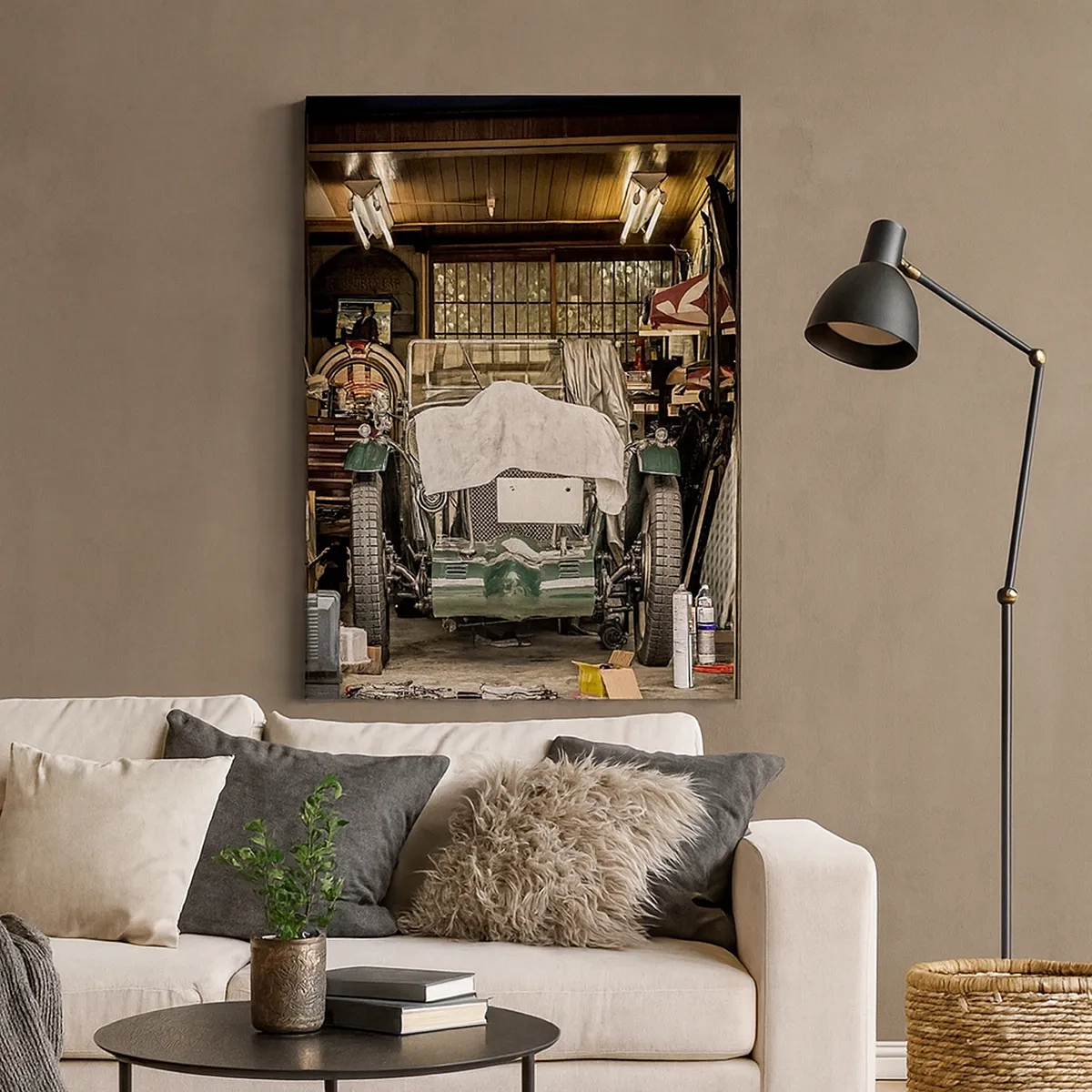 Impression sur toile - Image sur toile - Une vieille voiture dans un garage entourée d'outils et d'équipements - 50x70cm - Retour vers le passé - Décoration murale moderne pour le salon et la chambre ARTTOR