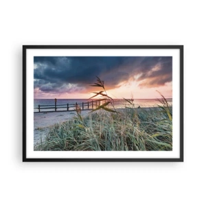 Affiche dans un cadre noir - Poster - Plage au coucher du soleil avec des herbes au premier plan - 70x50cm - Ça ne passe pas avec le vent - Décoration murale moderne pour le salon et la chambre ARTTOR